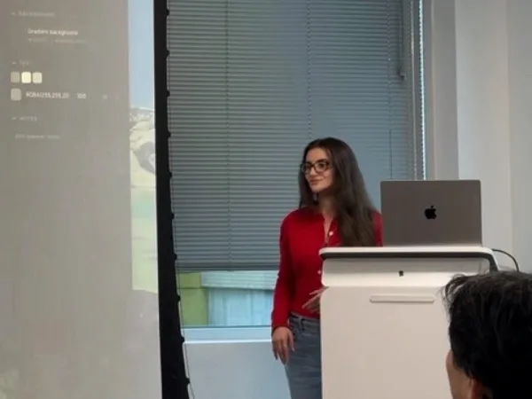 Naomi presenting Phantom Slides