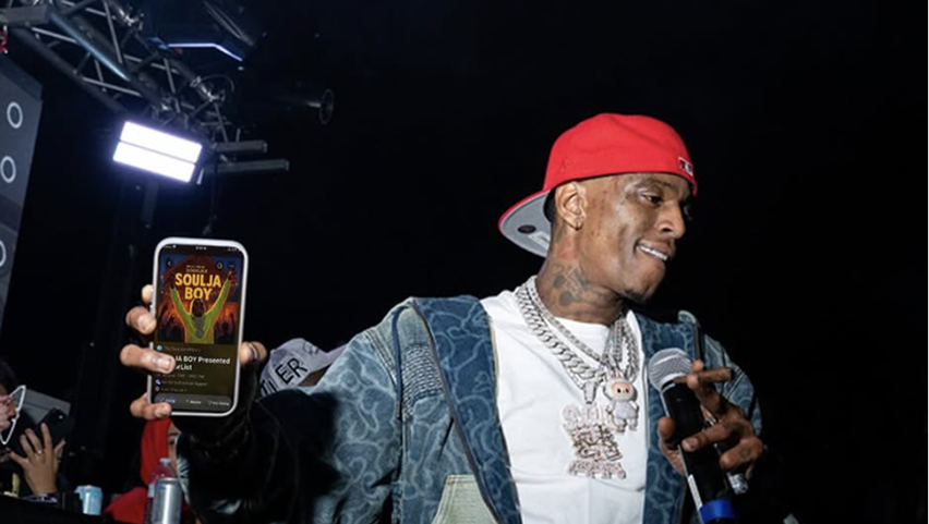 Soulja Boy showing DoorList at a live show